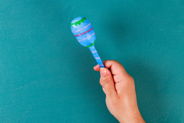 Diy cinco de mayo maracas从鸡蛋，勺子和谷物在绿色的背景。图片下载