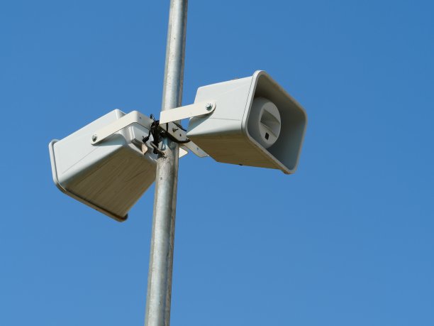 扬声器安装在花园里图片下载