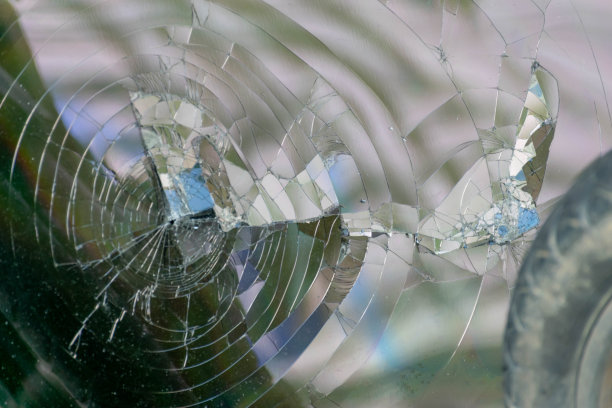 道路交通事故造成的镜面破碎(摘要)图片下载