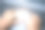 特写女子的手在笔记本电脑上打字图片下载