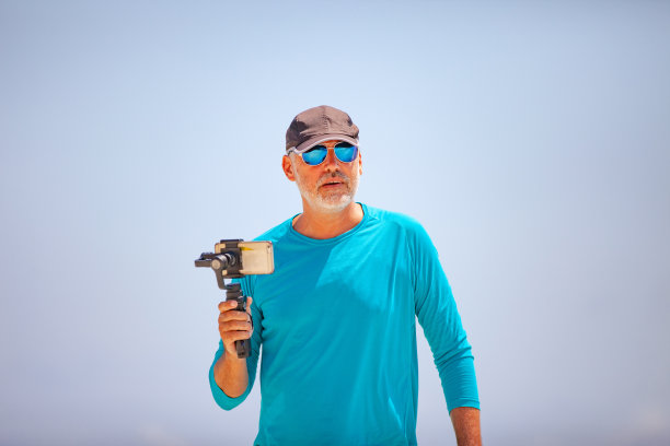 老人用手机拍摄图片下载