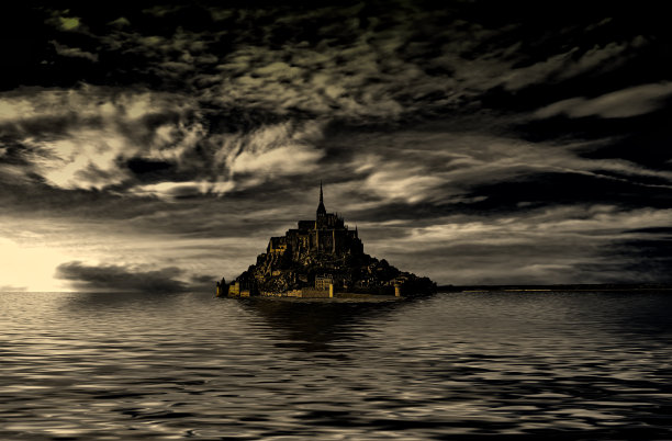 日出中的圣米歇尔山图片下载