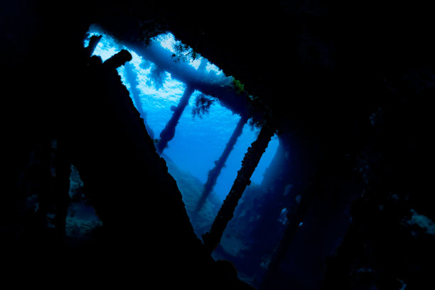 在印尼北巴厘岛图兰本的美国自由号二战沉船内图片下载