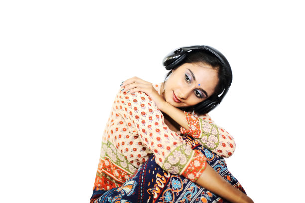 美丽的年轻女子享受音乐图片下载