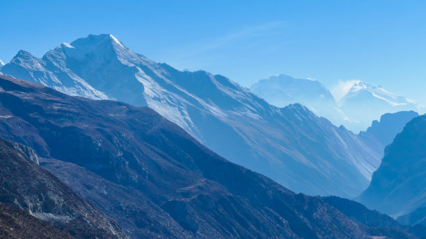 尼泊尔-朦胧的喜马拉雅山脉图片下载
