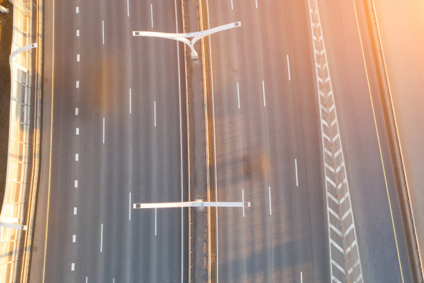 城市傍晚公路鸟瞰图，公路和公路的俯视图。图片下载