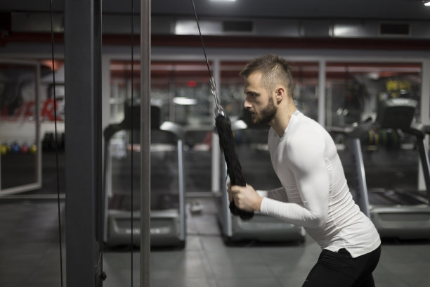 在健身房的年轻人图片下载