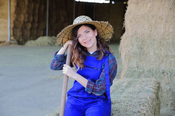 农妇用干草叉工作图片下载