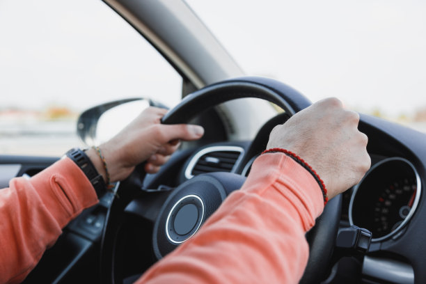 一个年轻人开车，内中枪图片下载