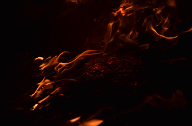 晚上烧稻草。图片下载