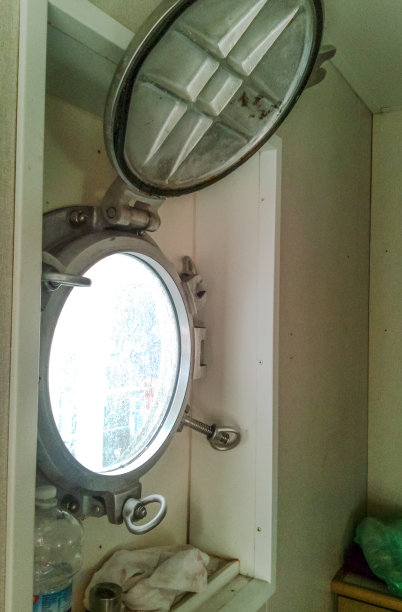 舷窗船舱中打开的舷窗图片下载