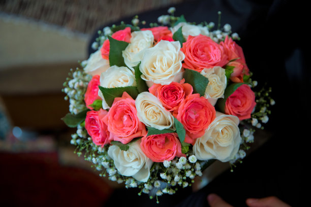 白色和红色玫瑰的婚礼花束。阿塞拜疆婚礼上新娘和新郎的花束。一束娇嫩多彩的鲜花。图片下载