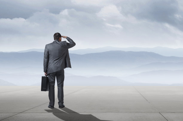 商人望向地平线图片下载