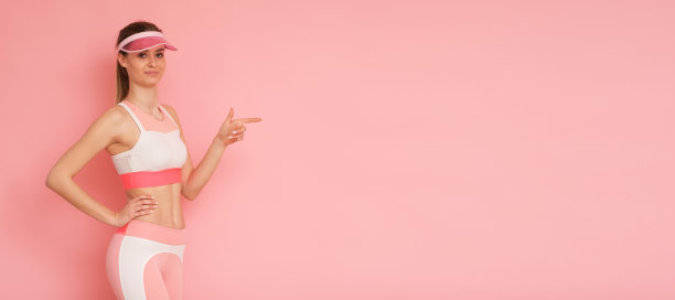 漂亮的女人正在摆姿势，穿着运动服。图片下载