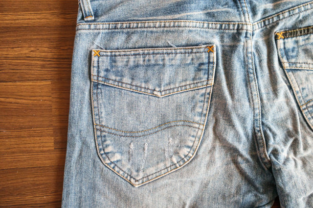 牛仔蓝牛仔裤后口袋上的木材背景图片下载