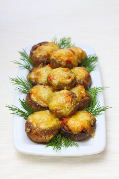 芝士馅烤蘑菇。蘑菇配奶酪和莳萝。晚餐美味的开胃菜。美味而令人满足的食物。图片下载