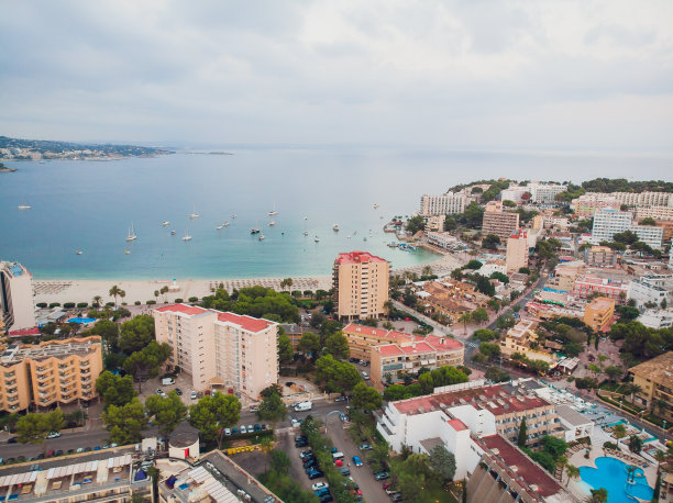 从直升机上鸟瞰桑特蒙尤奇住宅区。巴塞罗那图片下载