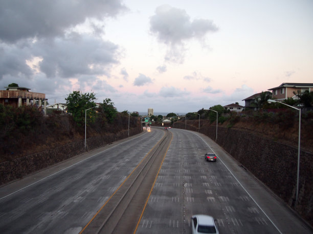 黄昏时分，汽车在Kaimuki的H-1高速公路上行驶图片下载