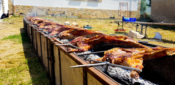 在火上慢火烤肉是流行的食物图片下载