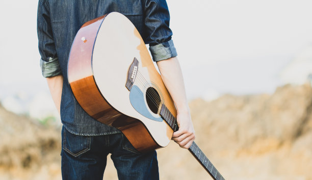 户外男性原声吉他图片下载