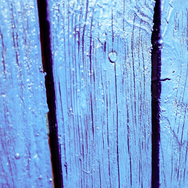 用蓝色木板做的木栅栏。董事会蓝色。蓝色的木制背景。图片下载