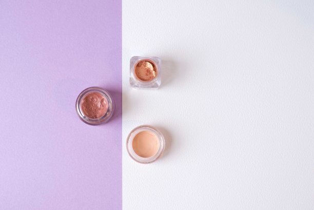 白色背景上的装饰性化妆品。唇彩，眼影，拷贝空间图片下载