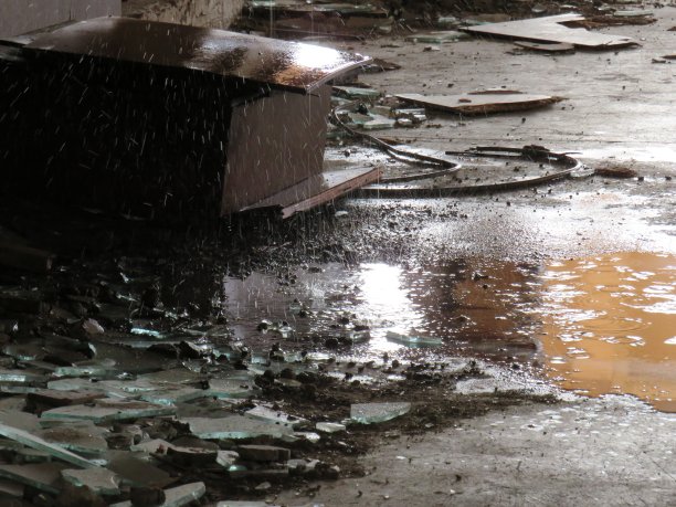 废墟中的雨图片下载