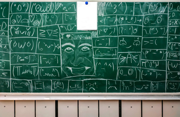 在黑板上用粉笔画了一些有趣的青少年图画和emoticonsю图片下载