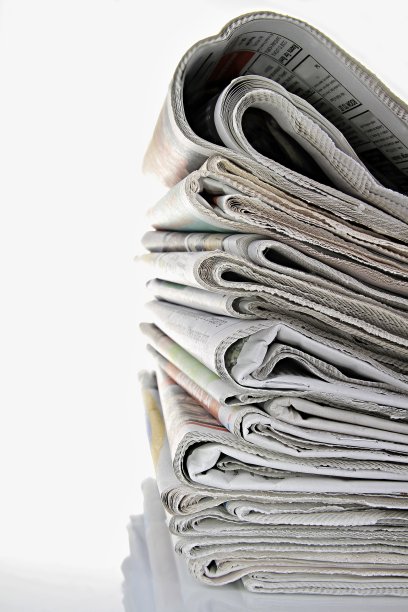 桌上放着报纸图片下载