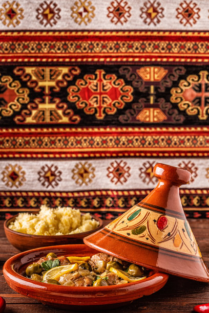 传统摩洛哥炖鸡配橄榄和盐柠檬图片下载