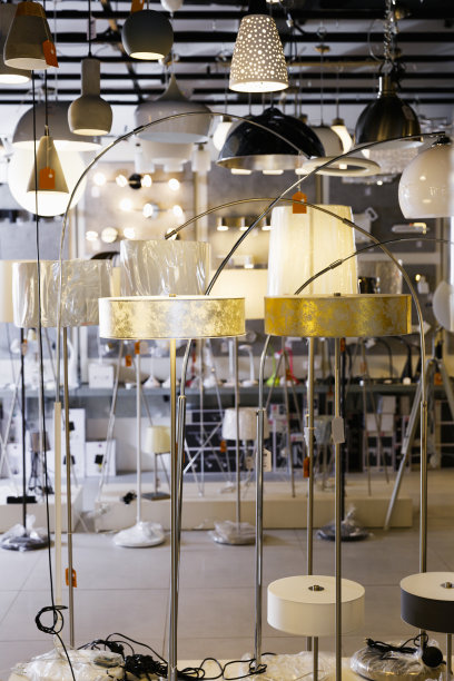 不同的灯与灯在家具店图片下载