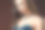 戴着项链、耳环和戒指的年轻女子。模型在珠宝。工作室照片在棕色的背景图片下载