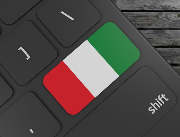 意大利国旗输入键，白色键盘，木头背景。三维渲染图片下载