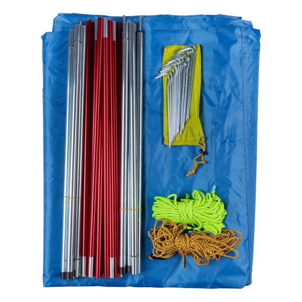 蓝色旅行或露营帐篷是在白色的背景上，配有一套钉子、绳索和其他安装设备图片下载