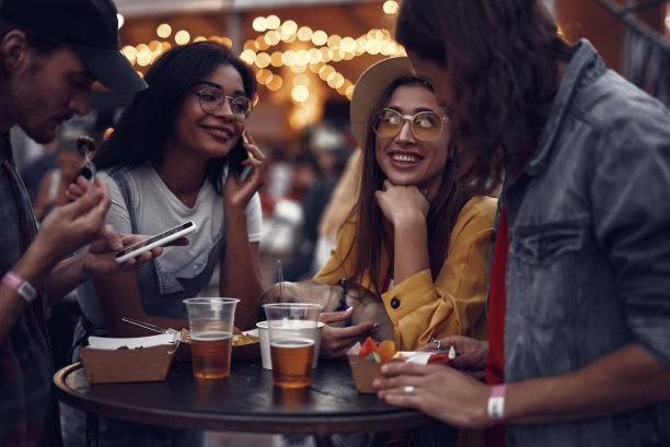 潮人朋友在户外咖啡厅吃午餐图片下载