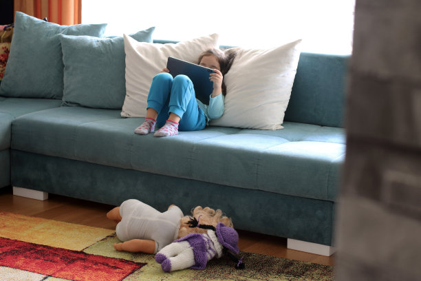 小女孩在玩平板电脑图片下载