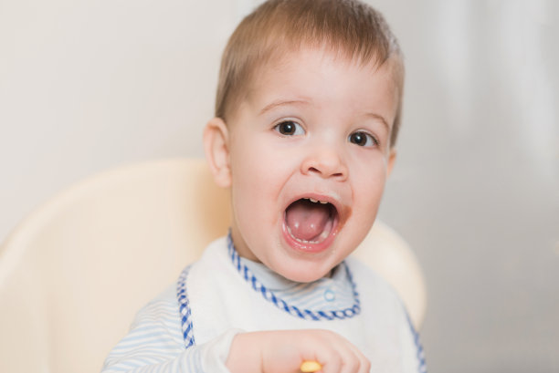 婴儿在厨房里吃水果泥图片下载