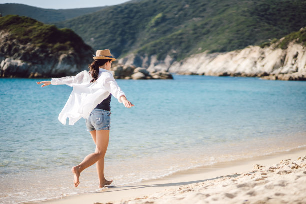 海边散步图片下载