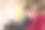 妈妈和儿子坐在沙发上一起看电视。图片下载