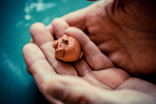 老大爷手捧小泥猪俯视图图片下载