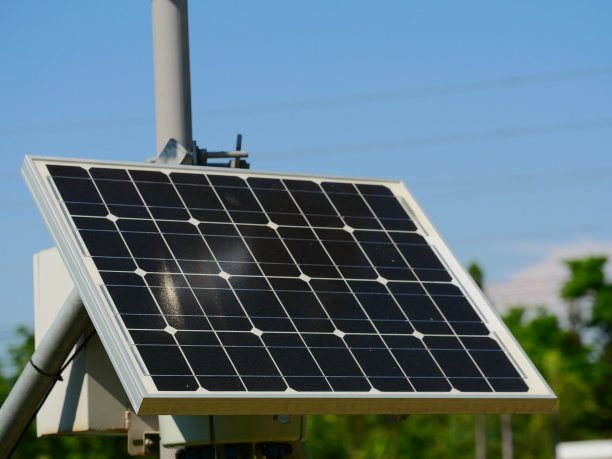 建筑上的太阳能板反映了城市图片下载