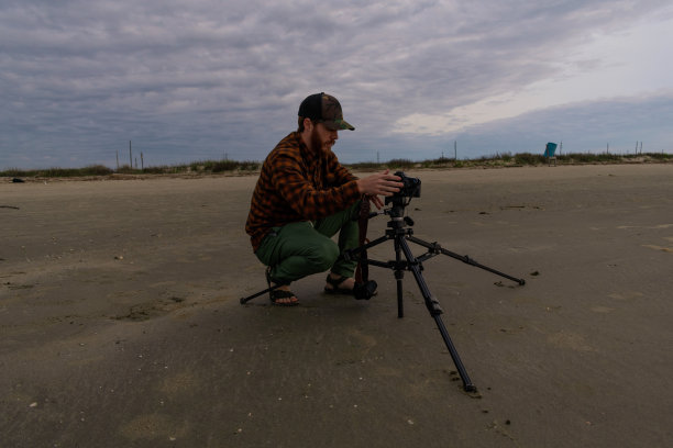 海滩摄影师在暴风雨前行动图片下载