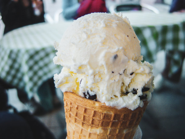 在欧洲咖啡馆吃冰淇淋图片下载