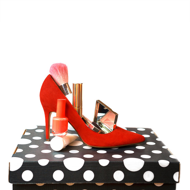 时尚的服装布局，红鞋配件，化妆品，黑白盒和白色背景。图片下载