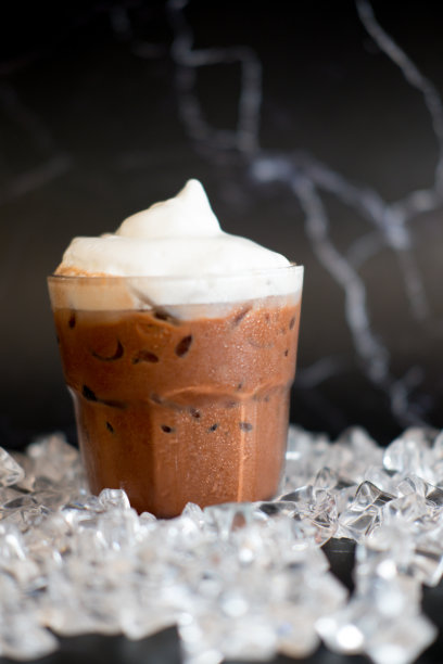 巧克力和奶油玻璃在黑色背景图片下载