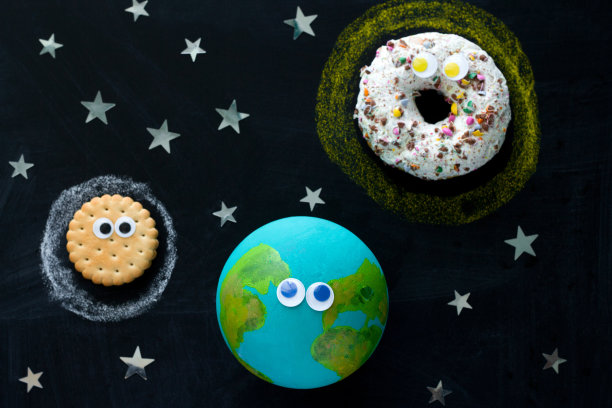 在黑板上画着可爱的地球、太阳和月亮的模型图片下载