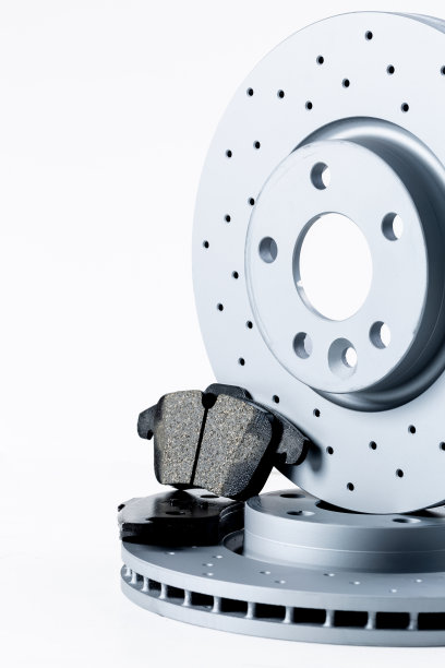 一套汽车的运动刹车。带刹车片的刹车盘。图片下载