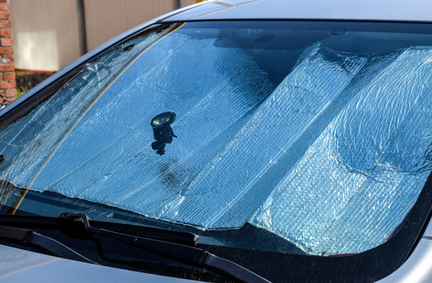 保护汽车面板免受阳光直射。太阳反射器挡风玻璃图片下载