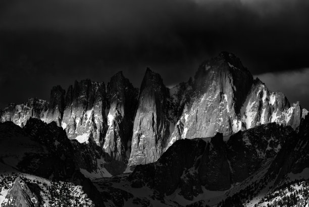 日出时分的惠特尼山图片下载