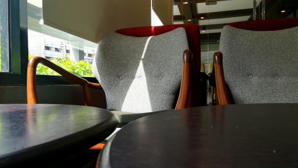 咖啡厅内有透过窗户透光的座位图片下载